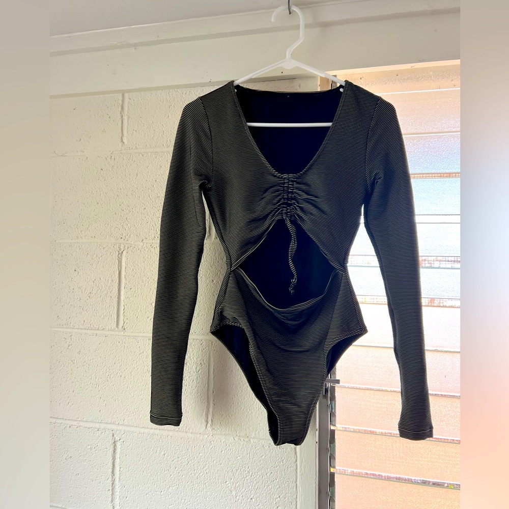 Billabong surf suit - worn once; fits size medium 🖤